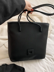 Grand sac cabas noir à rayures plissées verticales avec style minimaliste et rétro