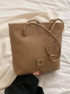 Grand sac cabas plissé marron avec rayures verticales et fines bandoulières élégantes