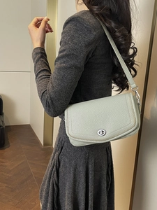 Sac bandoulière en cuir vert sauge avec motif litchi et fermoir rotatif argenté