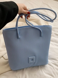 Sac fourre-tout bleu clair avec plis verticaux et boucle décorative carrée chic