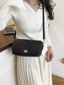 Sac bandoulière en cuir grainé noir de style français avec fermoir anneau argent