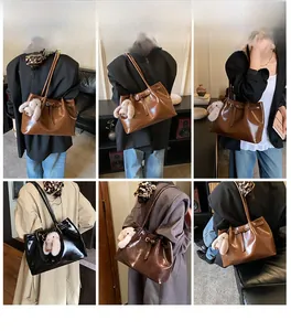 Détails du grand sac cabas en noir et marron avec une décoration de lapin en peluche mignonne