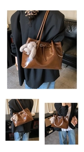 Détail du cabas en cuir ciré marron foncé avec boucles et pendentif lapin en peluche