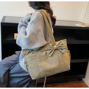 Détail du grand sac cabas vert olive avec décoration nœud et poche latérale pratique