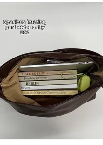 Détail macro de l'intérieur spacieux du sac cabas en cuir marron avec compartiments de rangement