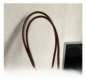 Détail du sac cabas en similicuir marron foncé avec doubles anses et boucles métalliques