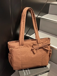 Sac fourre-tout matelassé marron caramel avec grand nœud et poches à cordon