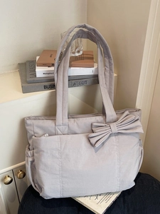 Sac cabas matelassé gris clair avec un grand nœud décoratif et bandoulière pour femme