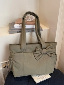 Sac fourre-tout matelassé vert olive avec nœud et poches latérales pour le quotidien