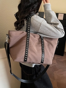 Sac cabas marron café avec rivets et bandoulières réglables pour le quotidien