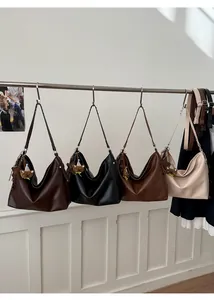 Détail de grands sacs fourre-tout en quatre couleurs avec bandoulières et charms ours