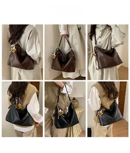 Collage de grand sac cabas en cuir souple porté à l'épaule et en bandoulière avec ours