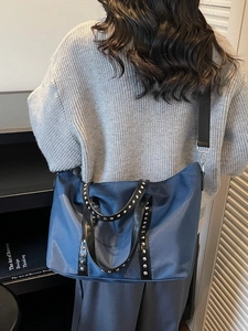 Grand sac cabas en nylon bleu marine avec rivets et bandoulières noires chic