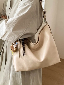Grand sac cabas en cuir blanc cassé avec cordon tressé et charm ours en peluche doux