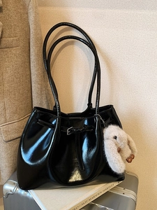 Sac Fourre-Tout en Cuir PU Grande Capacité Rétro pour Femmes Sac à Épaule Minimaliste Urbain Vintage Avec Pendentif en Peluche Sac Sous les Aisselles à la Mode