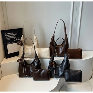 Détail des sacs hobo en daim rétro en crème, marron, café et noir avec accessoires