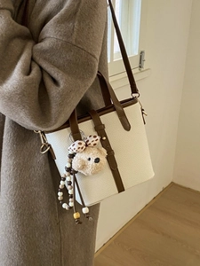 Retro white lychee grain bucket bag with brown handles and plush bear charm decoration