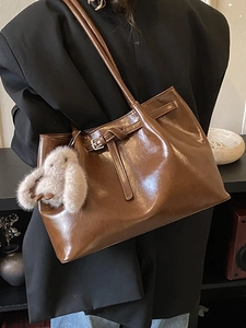Sac cabas vintage en similicuir marron avec boucle décorative et breloque lapin