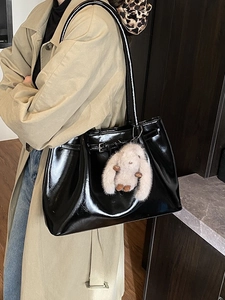 Sac cabas noir brillant en similicuir avec boucle décorative et breloque lapin en peluche