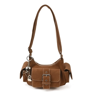 Braune Vintage-Umhängetasche mit Metallanhängern und funktionellen Taschen in Matt