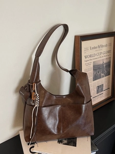 Sac à bandoulière en cuir marron foncé rétro pour femme au style vintage minimaliste