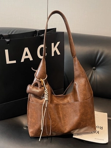 Sac hobo vintage en similicuir marron avec poche frontale et pendentif à pampilles