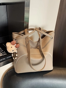 Fashionable large capacity bucket bag in textured leather with cute bear charm