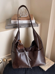 Grand sac fourre-tout marron foncé en similicuir vintage avec mini pochette assortie