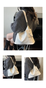 Dettaglio della borsa hobo in pelle lucida bianca con bustina rimovibile e finiture oro