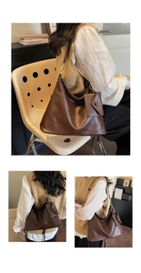 Dettaglio della borsa tote marrone con mini pochette rimovibile e fibbie dorate