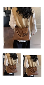 Dettaglio della grande borsa tote in pelle marrone con pochette e scritte dorate