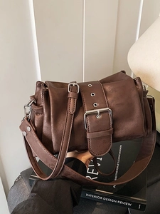 Retro dunkelbraune Umhängetasche aus PU-Leder mit breiter Schnalle und Silberdetails