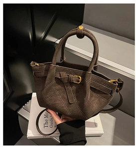 Détails du sac seau matelassé marron foncé avec texture daim et détails métalliques dorés