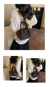 Détail du sac seau marron foncé avec coutures en losanges et boucle de ceinture rétro chic