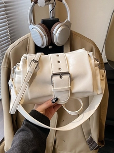Schicke cremefarbene Leder-Umhängetasche mit Schnalle und Metallösen im modernen City-Look