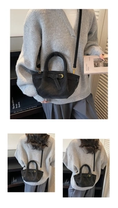 Détail du sac seau matelassé noir avec boucle métallique et bandoulière en cuir réglable