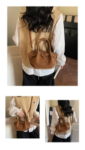 Détail d'un sac seau en daim marron avec surpiqûres en losange et garnitures vintage