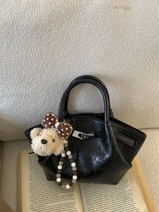Sac Tote pour Femme en Cuir PU Luisant Rétro Sac à Main Bandoulière Mode Avec Pendentif Ours en Peluche Couleur Unie