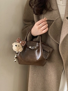 Sac seau élégant en cuir brillant marron foncé avec un charmant ours en peluche pour femme