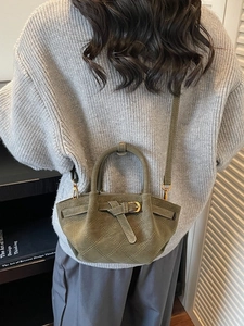 Sac à bandoulière en daim vert olive avec matelassage en losange et boucle en métal