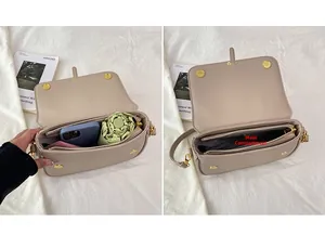 Détail du compartiment principal et de la poche intérieure zippée du sac à bandoulière beige