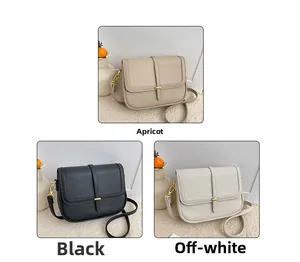 Trois sacs bandoulière minimalistes en cuir grainé abricot, noir et beige avec boucles dorées