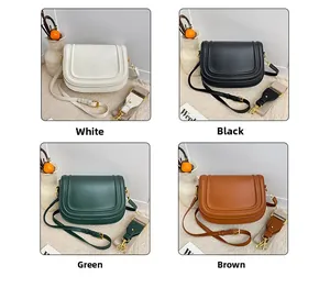Vue détaillée en grille de sacs besaces en blanc, noir, vert et marron avec larges bandoulières