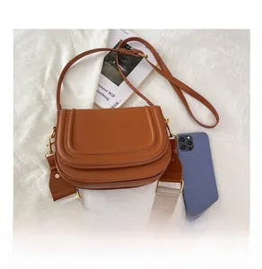 Sacoche marron en cuir avec bandoulières amovibles et détails métalliques dorés