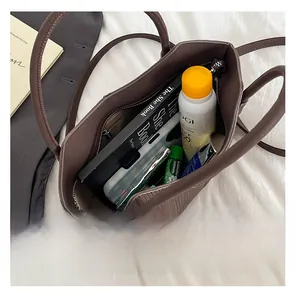 Vue intérieure montrant la grande capacité pour objets quotidiens d'un sac en cuir brun