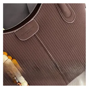 Vue détaillée du sac à main en cuir marron foncé avec gaufrage à rayures verticales