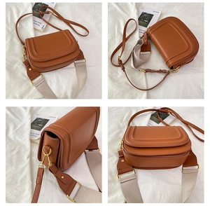 Détail du sac selle marron avec surpiqûres et deux bandoulières amovibles différentes