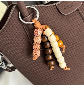 Détail d'un bijou de sac en perles de bois rétro avec motifs géométriques sur sac en cuir