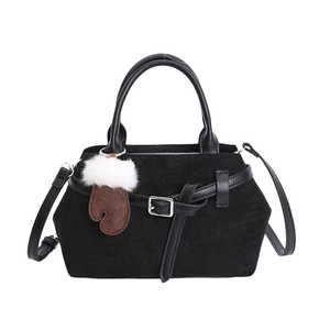 Minimalistische schwarze Wildleder-Einkaufstasche mit Lederriemen und braunem Handschuh