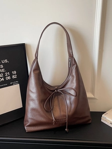 Sac fourre-tout vintage marron foncé en demi-lune avec détail de nœud et élégance